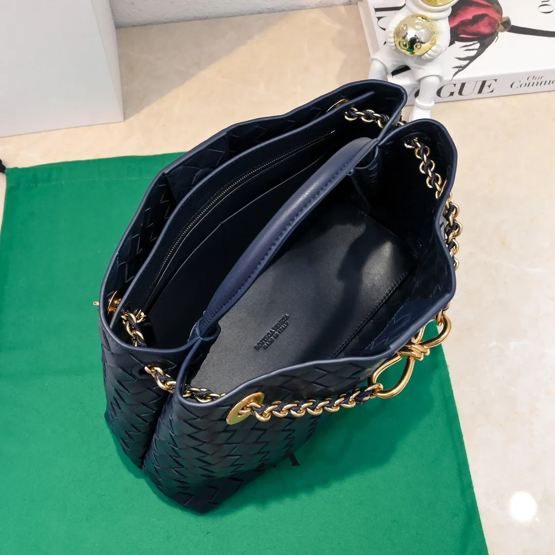 Batch 2460 BOTTEGA VENETA 2024 spring and summer new small ANDIAMO chain bag is also available! 🔥🔥I believe many friends have been waiting for a long time. The metallic chain adds a touch of sophistication to the original softness and elegance of Andiamo. The collision of classic craftsmanship and elegance creates a different kind of beauty. Style number: 6009 Size: 32*24*12cm